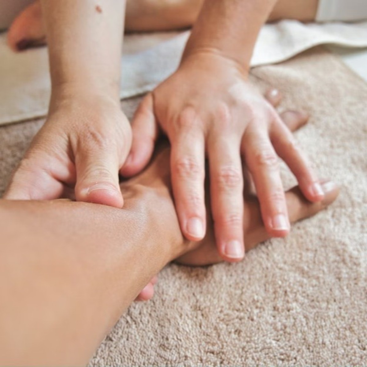 Anwendung der Ruticelit Professional Creme bei schweren Beinen, Schwellungen und Blutergüssen