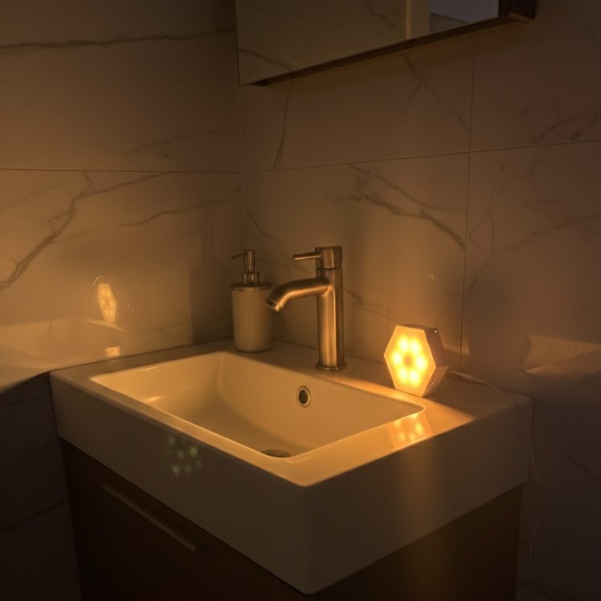 Bernsteinfarbene Lampe im Flur