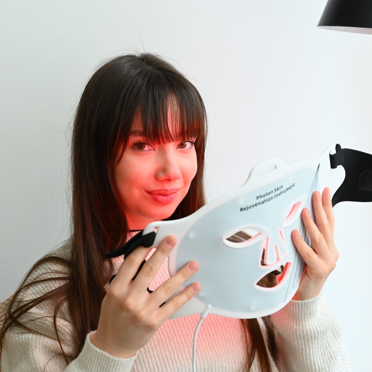 Aufgesetzte LED-Silikonmaske für Gesicht und Hals mit externem Steuergerät