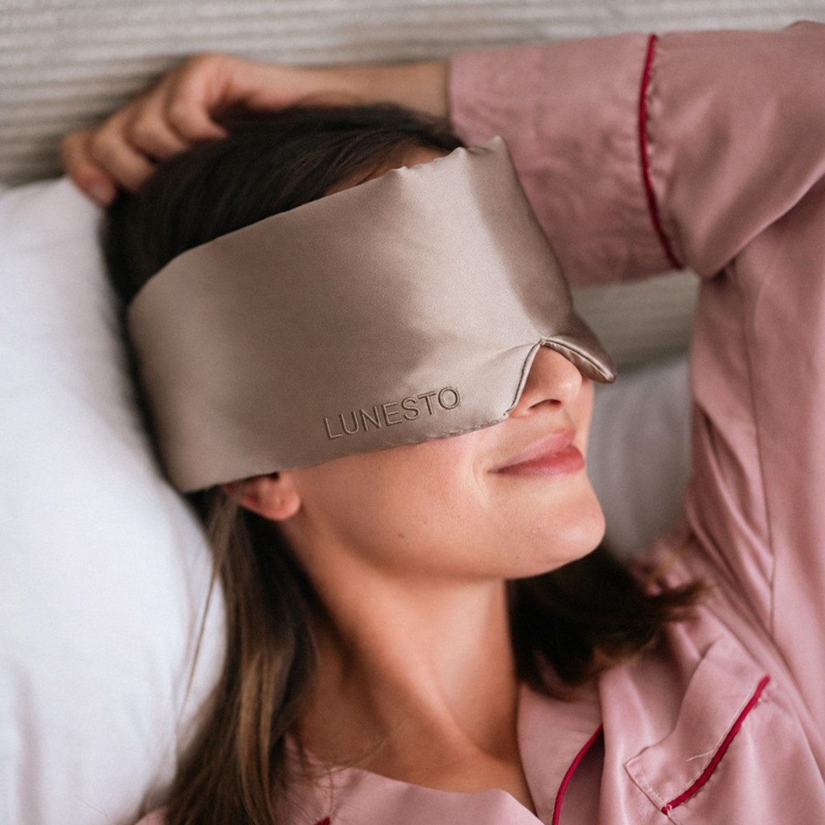 Schlafmaske mit Seidenbezug und Klettverschlussriemen