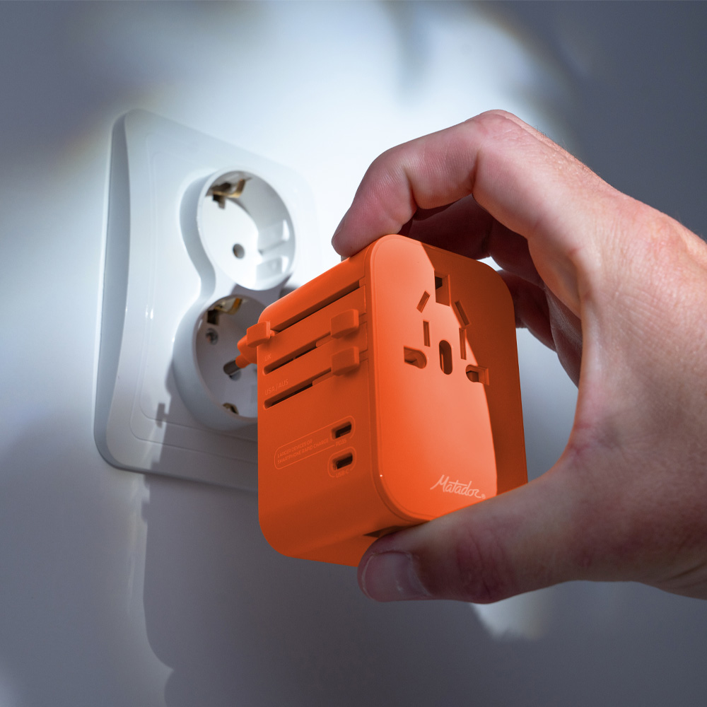 Mehrere Geräte gleichzeitig über einen universellen Adapter aufladen