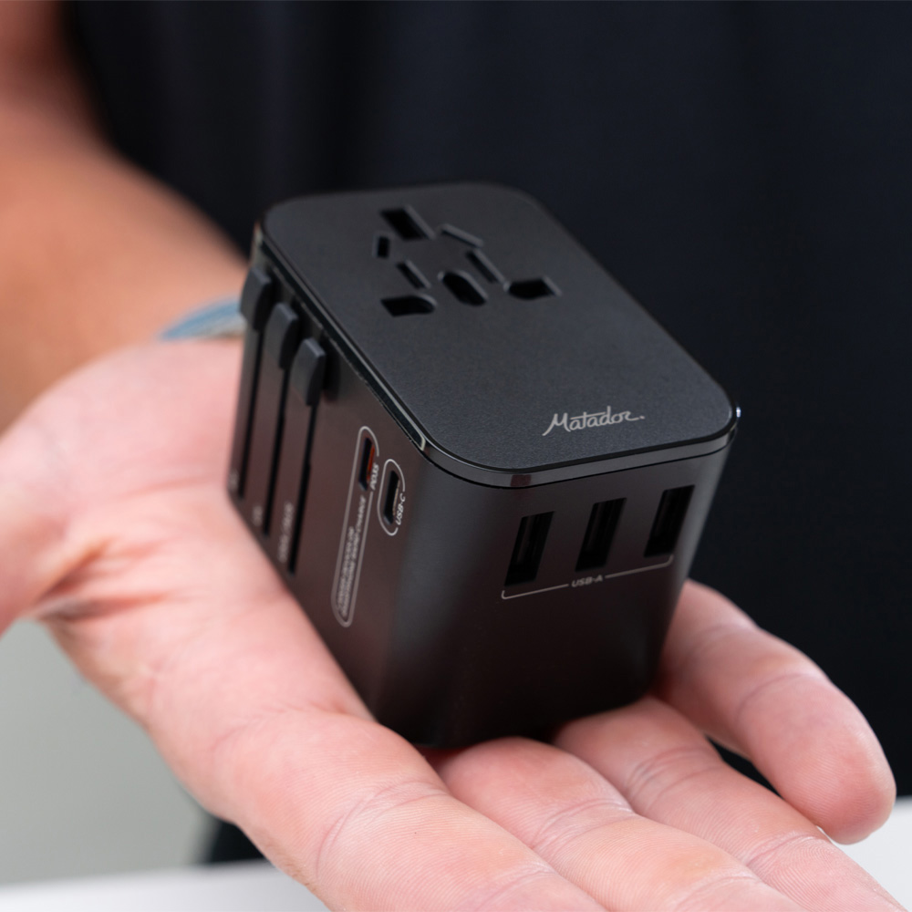 Kompaktes und sicheres Design des Reiseadapters