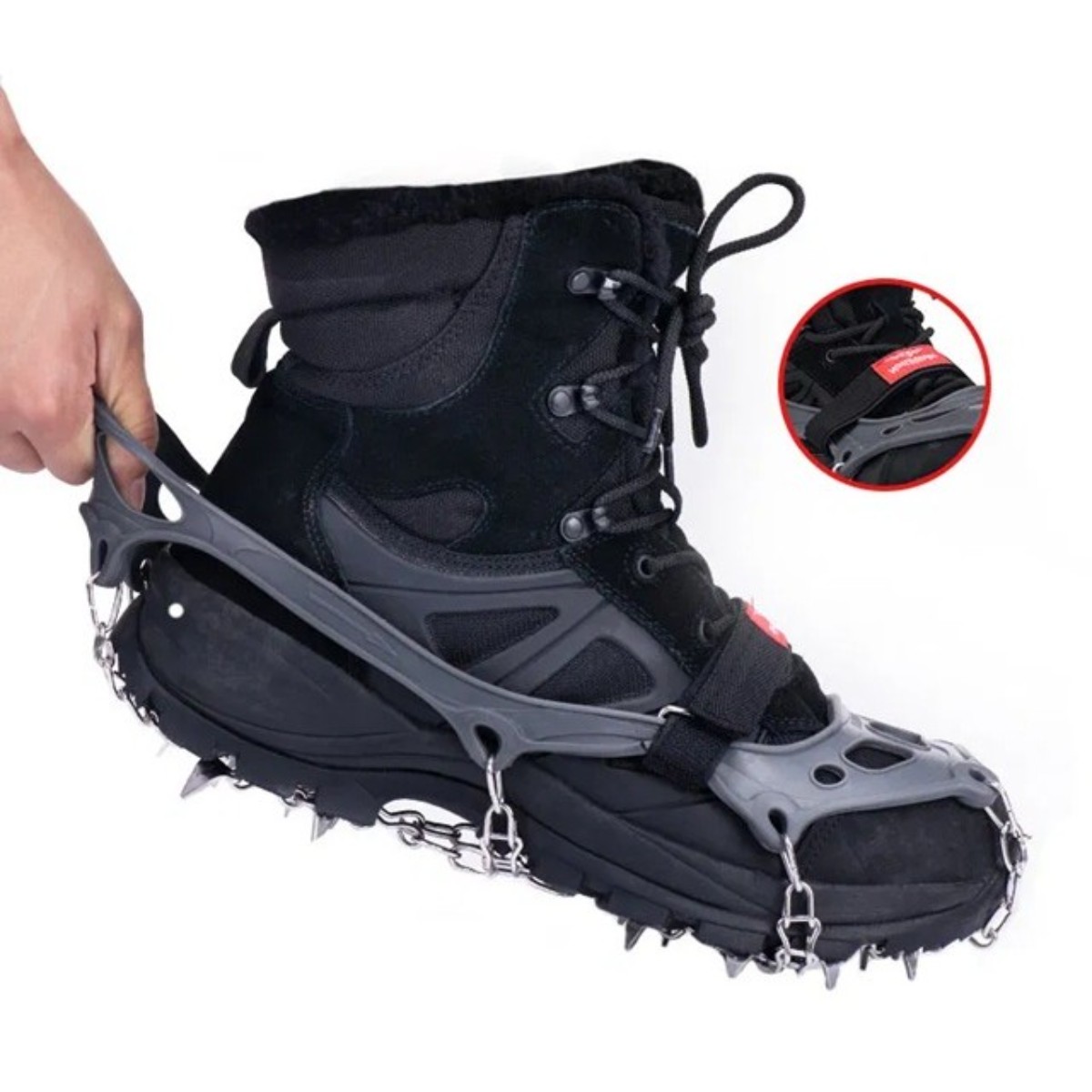 Naturehike Schuhspikes an Schuhen auf vereister Fläche