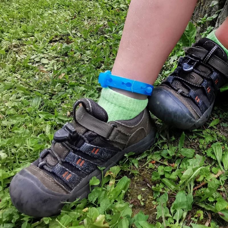 Armband gegen Mücken und Zecken am Knöchel bei einem Ausflug