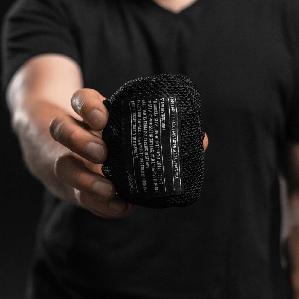 Matador Freerain Hip Pack -  faltbare Hüfttasche.

 
100% wasserdichter Stauraum
Rollverschluss und versiegelte Nähte sorgen für einen 100% wasserdichten Stauraum.
 
Innovativer Rollverschluss
Der Rollverschluss bietet auch die Möglichkeit, die Hüfttasche mit einem Reißverschluss zu verschließen, um einen schnellen Zugriff oder zusätzliche Sicherheit und Wasserdichtigkeit zu gewährleisten. 
 
Faltbare Transporttasche
Die Hüfttasche lässt sich leicht in der Vordertasche und in der mitgelieferten Netztasche verstauen, so dass Sie sie auf jede Reise mitnehmen können.
 
Innovative Materialien
Die Hüfttasche ist mit einer neuen UHMWPE*-Schicht verstärkt.




 
*UHMWPE = ultrahochmolekulares Polyethylen = ein neuer Polymertyp, dessen Verhältnis von Festigkeit zu Gewicht 15-mal höher ist als das von Stahl und der zur Herstellung von modernen Körperpanzern, kommerziellen Fischernetzen, künstlichen Hüftprothesen und Kniegelenken und sogar als Ersatz für große Stahlketten in der Schwerindustrie weltweit verwendet wird.
**UTS-Beschichtung = Ultra Tear Strengh = UTS-Beschichtung bietet die wasserabweisenden Vorteile einer herkömmlichen Polyurethanbeschichtung und erhöht gleichzeitig die Reißfestigkeit des Gewebes.
 
Angaben zum Produkt

Volumen 2 Liter
wasserdichtes Fach mit innenliegenden versiegelten Nähten
Rollverschluss mit eingebautem Reißverschluss für schnellen Zugriff und zusätzliche Sicherheit
faltbar - einfach umdrehen und in eine Innentasche oder einen Netzbeutel stecken
UHMWPE-verstärkte Teile für extreme Haltbarkeit, Abrieb- und Reißfestigkeit
verstellbarer Gürtel zum Tragen auf den Schultern oder über dem Körper
zusätzliche Reißverschlusstasche vorne 
Kompressionsriemen zur Sicherung des Inhalts

 
Verwendete Materialien

70D Robic®-Nylon verstärkt mit UHMWPE*
50D-Nylon-Mini-Ripstop, UTS**-Imprägnierung
innenliegende versiegelte Nähte
Hypalon™ verstärkte Befestigungspunkte
YKK® Dichtungsreißverschlüsse Nummer 5 PU-beschichtet
YKK® ultraleichte Schnallen mit breitem Eingang und seitlicher Öffnung
210D gebundene Nylonfaser






 