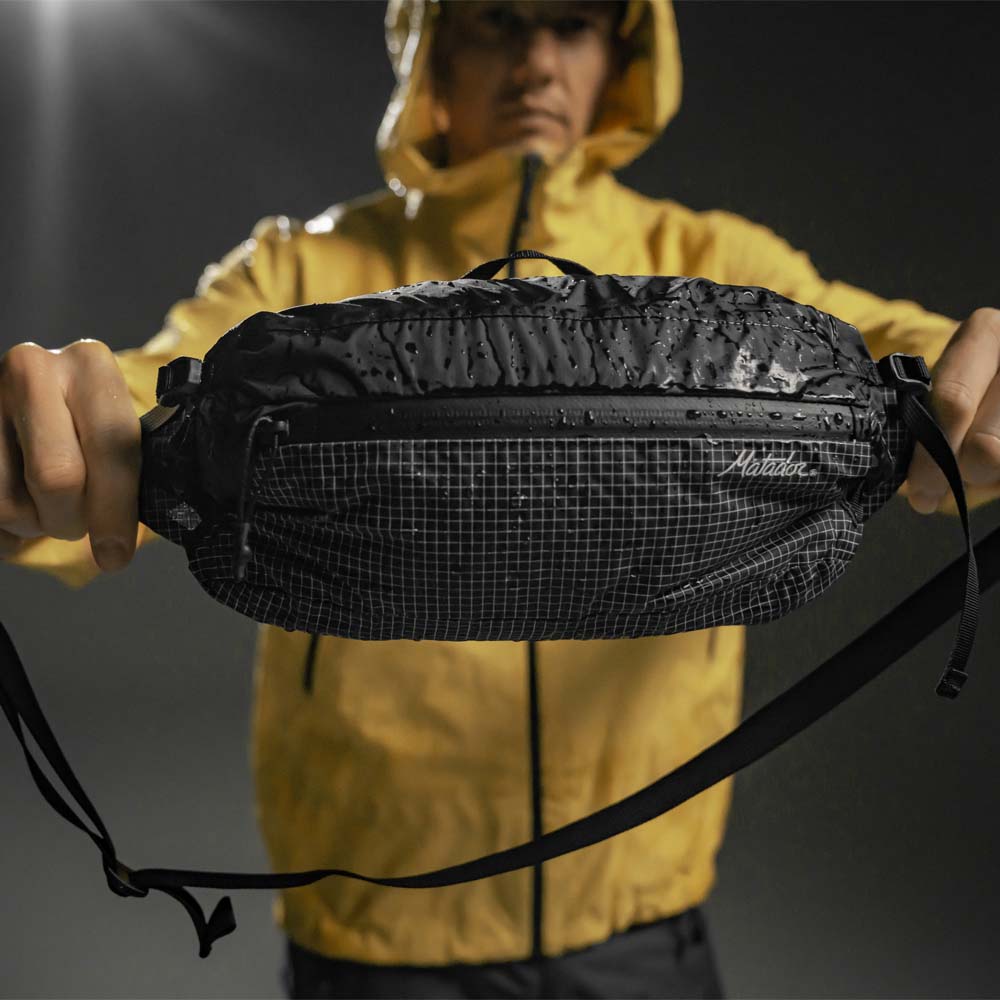 Matador Freerain Hip Pack -  faltbare Hüfttasche.

 
100% wasserdichter Stauraum
Rollverschluss und versiegelte Nähte sorgen für einen 100% wasserdichten Stauraum.
 
Innovativer Rollverschluss
Der Rollverschluss bietet auch die Möglichkeit, die Hüfttasche mit einem Reißverschluss zu verschließen, um einen schnellen Zugriff oder zusätzliche Sicherheit und Wasserdichtigkeit zu gewährleisten. 
 
Faltbare Transporttasche
Die Hüfttasche lässt sich leicht in der Vordertasche und in der mitgelieferten Netztasche verstauen, so dass Sie sie auf jede Reise mitnehmen können.
 
Innovative Materialien
Die Hüfttasche ist mit einer neuen UHMWPE*-Schicht verstärkt.




 
*UHMWPE = ultrahochmolekulares Polyethylen = ein neuer Polymertyp, dessen Verhältnis von Festigkeit zu Gewicht 15-mal höher ist als das von Stahl und der zur Herstellung von modernen Körperpanzern, kommerziellen Fischernetzen, künstlichen Hüftprothesen und Kniegelenken und sogar als Ersatz für große Stahlketten in der Schwerindustrie weltweit verwendet wird.
**UTS-Beschichtung = Ultra Tear Strengh = UTS-Beschichtung bietet die wasserabweisenden Vorteile einer herkömmlichen Polyurethanbeschichtung und erhöht gleichzeitig die Reißfestigkeit des Gewebes.
 
Angaben zum Produkt

Volumen 2 Liter
wasserdichtes Fach mit innenliegenden versiegelten Nähten
Rollverschluss mit eingebautem Reißverschluss für schnellen Zugriff und zusätzliche Sicherheit
faltbar - einfach umdrehen und in eine Innentasche oder einen Netzbeutel stecken
UHMWPE-verstärkte Teile für extreme Haltbarkeit, Abrieb- und Reißfestigkeit
verstellbarer Gürtel zum Tragen auf den Schultern oder über dem Körper
zusätzliche Reißverschlusstasche vorne 
Kompressionsriemen zur Sicherung des Inhalts

 
Verwendete Materialien

70D Robic®-Nylon verstärkt mit UHMWPE*
50D-Nylon-Mini-Ripstop, UTS**-Imprägnierung
innenliegende versiegelte Nähte
Hypalon™ verstärkte Befestigungspunkte
YKK® Dichtungsreißverschlüsse Nummer 5 PU-beschichtet
YKK® ultraleichte Schnallen mit breitem Eingang und seitlicher Öffnung
210D gebundene Nylonfaser






 