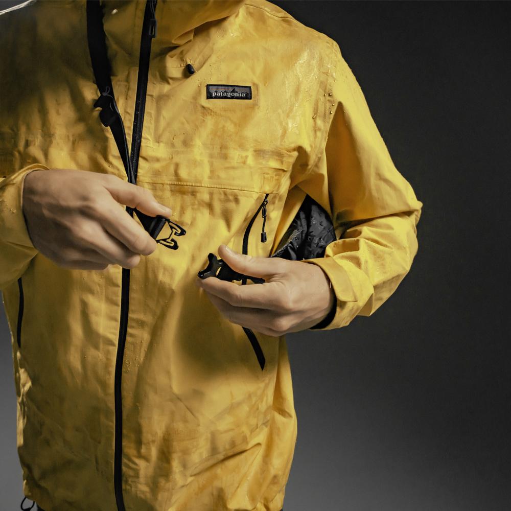 Matador Freerain Hip Pack -  faltbare Hüfttasche.

 
100% wasserdichter Stauraum
Rollverschluss und versiegelte Nähte sorgen für einen 100% wasserdichten Stauraum.
 
Innovativer Rollverschluss
Der Rollverschluss bietet auch die Möglichkeit, die Hüfttasche mit einem Reißverschluss zu verschließen, um einen schnellen Zugriff oder zusätzliche Sicherheit und Wasserdichtigkeit zu gewährleisten. 
 
Faltbare Transporttasche
Die Hüfttasche lässt sich leicht in der Vordertasche und in der mitgelieferten Netztasche verstauen, so dass Sie sie auf jede Reise mitnehmen können.
 
Innovative Materialien
Die Hüfttasche ist mit einer neuen UHMWPE*-Schicht verstärkt.




 
*UHMWPE = ultrahochmolekulares Polyethylen = ein neuer Polymertyp, dessen Verhältnis von Festigkeit zu Gewicht 15-mal höher ist als das von Stahl und der zur Herstellung von modernen Körperpanzern, kommerziellen Fischernetzen, künstlichen Hüftprothesen und Kniegelenken und sogar als Ersatz für große Stahlketten in der Schwerindustrie weltweit verwendet wird.
**UTS-Beschichtung = Ultra Tear Strengh = UTS-Beschichtung bietet die wasserabweisenden Vorteile einer herkömmlichen Polyurethanbeschichtung und erhöht gleichzeitig die Reißfestigkeit des Gewebes.
 
Angaben zum Produkt

Volumen 2 Liter
wasserdichtes Fach mit innenliegenden versiegelten Nähten
Rollverschluss mit eingebautem Reißverschluss für schnellen Zugriff und zusätzliche Sicherheit
faltbar - einfach umdrehen und in eine Innentasche oder einen Netzbeutel stecken
UHMWPE-verstärkte Teile für extreme Haltbarkeit, Abrieb- und Reißfestigkeit
verstellbarer Gürtel zum Tragen auf den Schultern oder über dem Körper
zusätzliche Reißverschlusstasche vorne 
Kompressionsriemen zur Sicherung des Inhalts

 
Verwendete Materialien

70D Robic®-Nylon verstärkt mit UHMWPE*
50D-Nylon-Mini-Ripstop, UTS**-Imprägnierung
innenliegende versiegelte Nähte
Hypalon™ verstärkte Befestigungspunkte
YKK® Dichtungsreißverschlüsse Nummer 5 PU-beschichtet
YKK® ultraleichte Schnallen mit breitem Eingang und seitlicher Öffnung
210D gebundene Nylonfaser






 