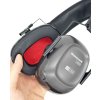 Honeywell vS120F-Kopfhörer in der Hand