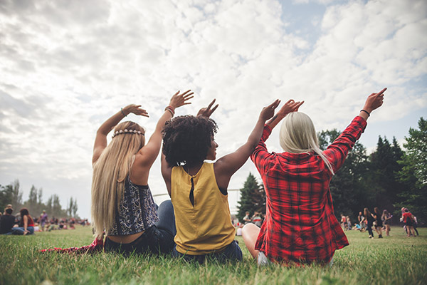 Letní festivaly: 8 vychytávek, které zpříjemní povalování, tanec v kotli i noční spánek