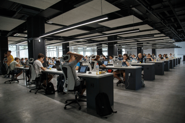 Hluk v open office: Jak se nenechat vyrušit a získat zpět svou koncentraci?