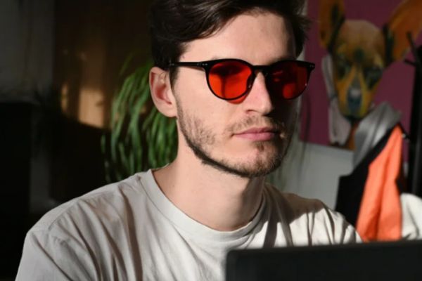 Červené brýle na spaní: Proč blokují modré i zelené světlo a kdy je nosit
