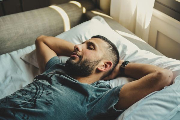 Melatonin na spaní: Správné dávkování, kdy ho užít a na co si dát pozor