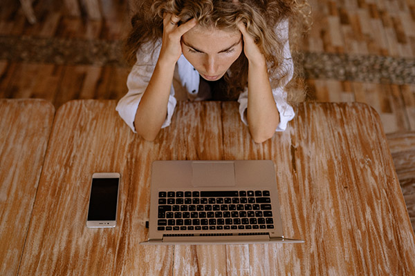 Nervy na homeoffice? Snížit stres mohou i akustické špunty do uší