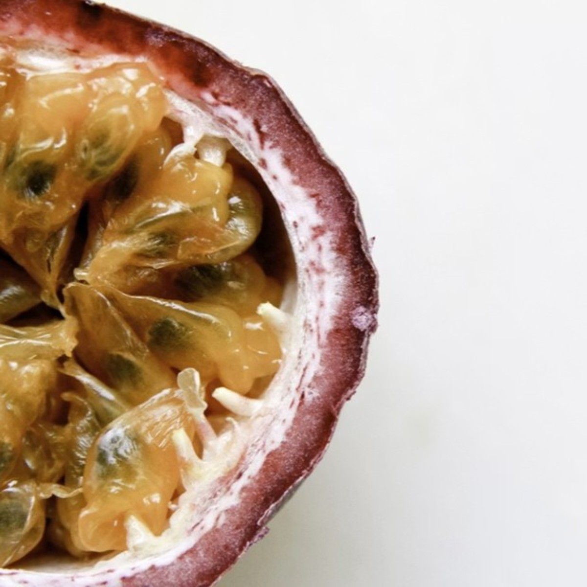 Lyofilizované kostky z maracuji jako ingredience do dezertů a krémů