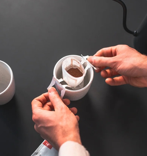 Cestovní kávový filtr s kávou