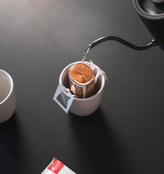 Čerstvě pražená káva v jednotlivých filtrech