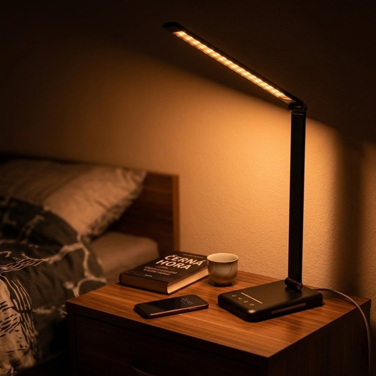 Ohebná LED stolní lampička pro čtení a práci s nastavením směru světla