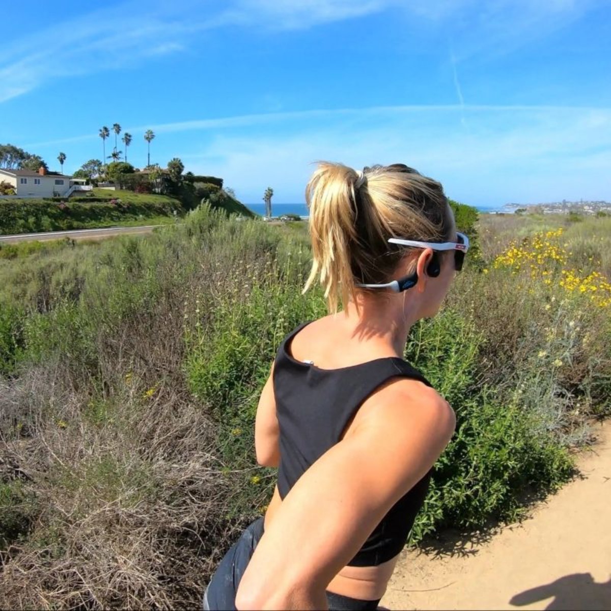 Fyzická tlačítka a magnetické nabíjení u sportovních sluchátek H2O TRI RUN