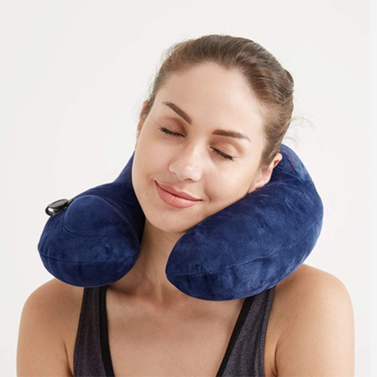 Nafukování polštáře Malia integrovanou pumpičkou a ventilkem