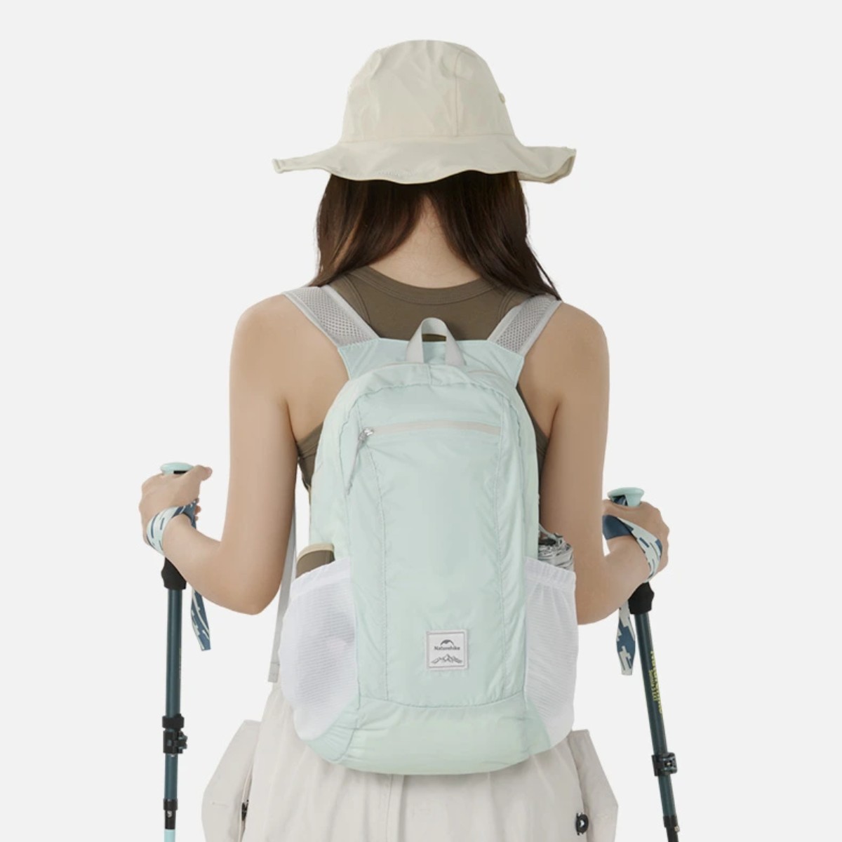 Naturehike skládací batoh 22 l při nošení na zádech s nastavitelnými popruhy