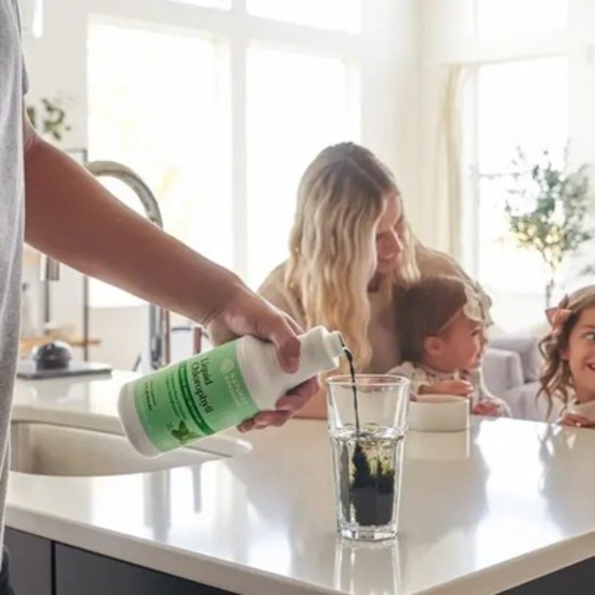 Dávkování tekutého chlorofylu 5 ml do vody třikrát denně