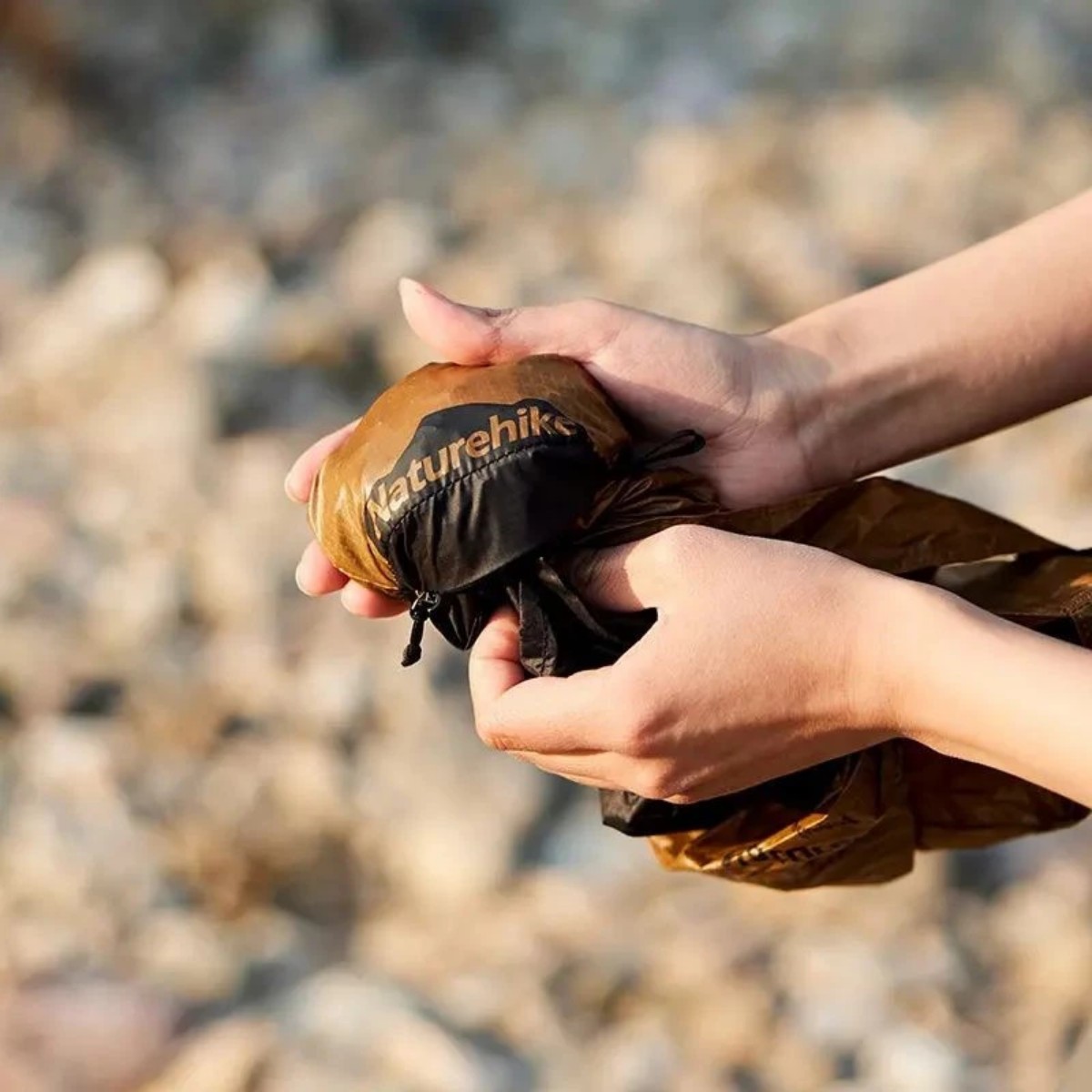 Sbalená taška Naturehike Mountain Type připnutá popruhem na batoh