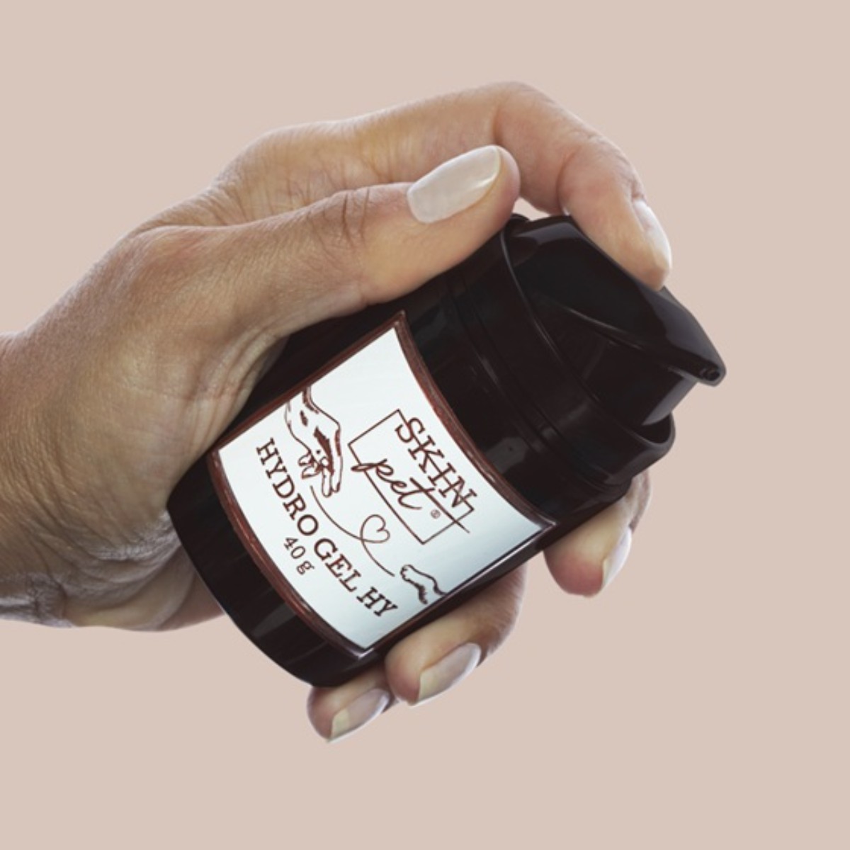 Aplikace gelu SkinPET na očištěné poranění u domácího mazlíčka