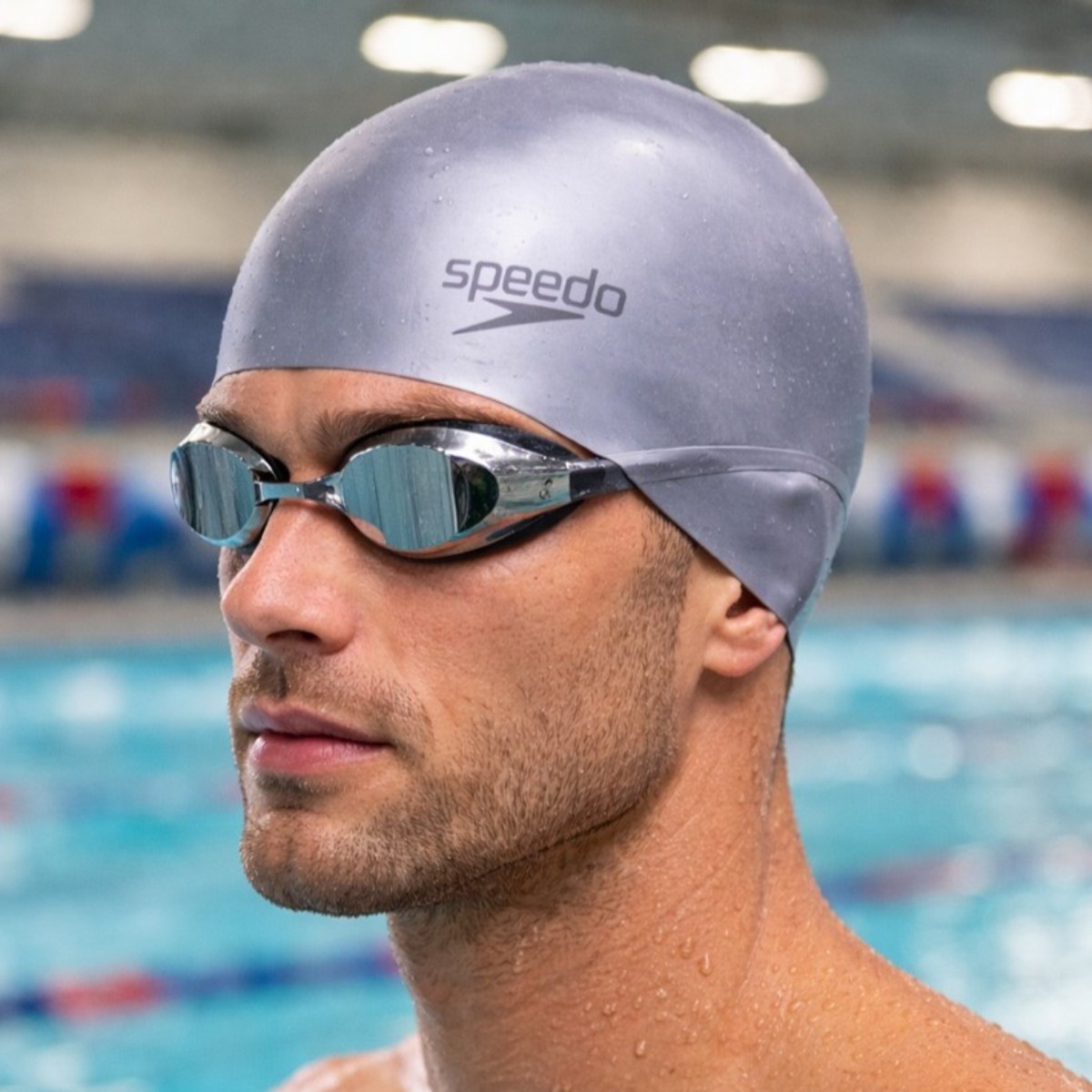 Silikonová plavecká čepice na stole