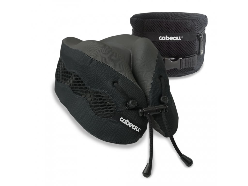 Cabeau Evolution Cool Černý cestovní polštář z paměťové pěny z úhlu