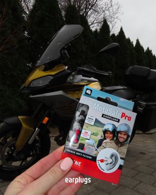 Užíváš si jízdu na maximum, ale po sesednutí z motorky ti píská v uších a cítíš se vyčerpaně? 🏍️💨 Hluk větru pod helmou...