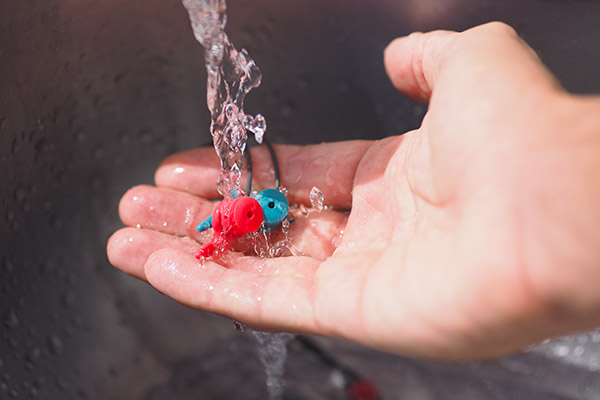 Cum să curățați corect dopurile de urechi