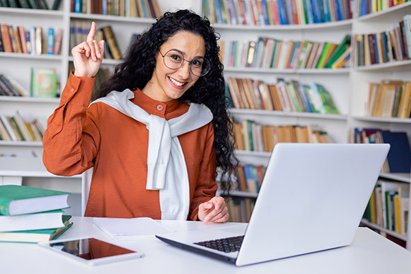Clipitul și regula 20-20-20: Așa combateți oboseala la computer