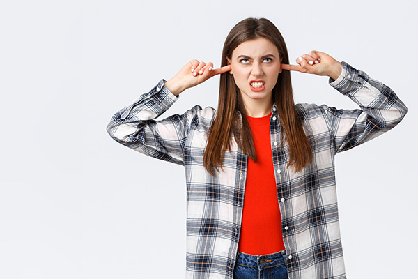 „Vorbiți mai încet!“ Hiperacuzia sau misofonia afectează calitatea vieții, iar tinitusul poate fi prevenit