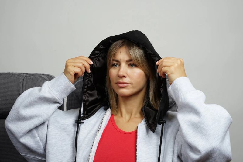 Nap Now Hoodie în utilizare în călătorii