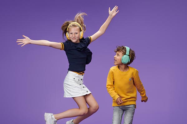 Vyrážate s deťmi na letný festival? Chráňte ich ušká, raz vám poďakujú