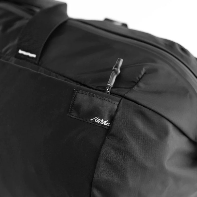 Matador skladacia cestovná taška ReFraction™ 25l Farba: Čierna.
ReFraction™ Packable Duffle&nbsp;ponúka dostatok úložného priestoru pre všetky vaše nevyhnutnosti a kúpené suveníry.&nbsp;Vďaka odolnému a ľahkému materiálu odoláva náročným podmienkam, či už ste na cestách alebo dobrodružstvo v prírode.&nbsp;Je možné ju využiť všade, kde potrebujete rýchlo dostupný úložný priestor.&nbsp;Vhodná je teda aj pre cesty na nákupy, do fitka alebo napríklad v lete k vode.
Taška je vyrobená z recyklovateľného a&nbsp;vodeodolného 100D nylonu a je PFC free.&nbsp;Doplnená je o&nbsp;&nbsp;YKK® zipsy, ktoré zaisťujú jej vodeodolnosť pri zapínaní.&nbsp;Na vrchu tašky je dlhý zips, ktorý umožňuje rozopnutie po celej dĺžke tašky, takže robí obsah ľahko dostupný.&nbsp;Z vonkajšej strany tašky sú dve menšie ľahko prístupné priehradky, do ktorého je možné vložiť maličkosti, ktoré chcete mať vždy po ruke.&nbsp;Súčasťou tašky je odopínateľný popruh cez rameno s nastaviteľnou dĺžkou.&nbsp;