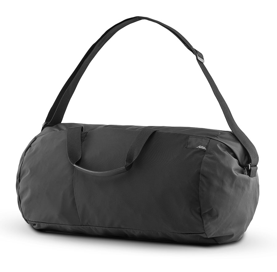 Matador skladacia cestovná taška ReFraction™ 25l Farba: Čierna.
ReFraction™ Packable Duffle&nbsp;ponúka dostatok úložného priestoru pre všetky vaše nevyhnutnosti a kúpené suveníry.&nbsp;Vďaka odolnému a ľahkému materiálu odoláva náročným podmienkam, či už ste na cestách alebo dobrodružstvo v prírode.&nbsp;Je možné ju využiť všade, kde potrebujete rýchlo dostupný úložný priestor.&nbsp;Vhodná je teda aj pre cesty na nákupy, do fitka alebo napríklad v lete k vode.
Taška je vyrobená z recyklovateľného a&nbsp;vodeodolného 100D nylonu a je PFC free.&nbsp;Doplnená je o&nbsp;&nbsp;YKK® zipsy, ktoré zaisťujú jej vodeodolnosť pri zapínaní.&nbsp;Na vrchu tašky je dlhý zips, ktorý umožňuje rozopnutie po celej dĺžke tašky, takže robí obsah ľahko dostupný.&nbsp;Z vonkajšej strany tašky sú dve menšie ľahko prístupné priehradky, do ktorého je možné vložiť maličkosti, ktoré chcete mať vždy po ruke.&nbsp;Súčasťou tašky je odopínateľný popruh cez rameno s nastaviteľnou dĺžkou.&nbsp;