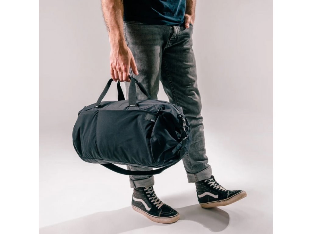 Matador skladacia cestovná taška ReFraction™ 25l Farba: Čierna.
ReFraction™ Packable Duffle&nbsp;ponúka dostatok úložného priestoru pre všetky vaše nevyhnutnosti a kúpené suveníry.&nbsp;Vďaka odolnému a ľahkému materiálu odoláva náročným podmienkam, či už ste na cestách alebo dobrodružstvo v prírode.&nbsp;Je možné ju využiť všade, kde potrebujete rýchlo dostupný úložný priestor.&nbsp;Vhodná je teda aj pre cesty na nákupy, do fitka alebo napríklad v lete k vode.
Taška je vyrobená z recyklovateľného a&nbsp;vodeodolného 100D nylonu a je PFC free.&nbsp;Doplnená je o&nbsp;&nbsp;YKK® zipsy, ktoré zaisťujú jej vodeodolnosť pri zapínaní.&nbsp;Na vrchu tašky je dlhý zips, ktorý umožňuje rozopnutie po celej dĺžke tašky, takže robí obsah ľahko dostupný.&nbsp;Z vonkajšej strany tašky sú dve menšie ľahko prístupné priehradky, do ktorého je možné vložiť maličkosti, ktoré chcete mať vždy po ruke.&nbsp;Súčasťou tašky je odopínateľný popruh cez rameno s nastaviteľnou dĺžkou.&nbsp;