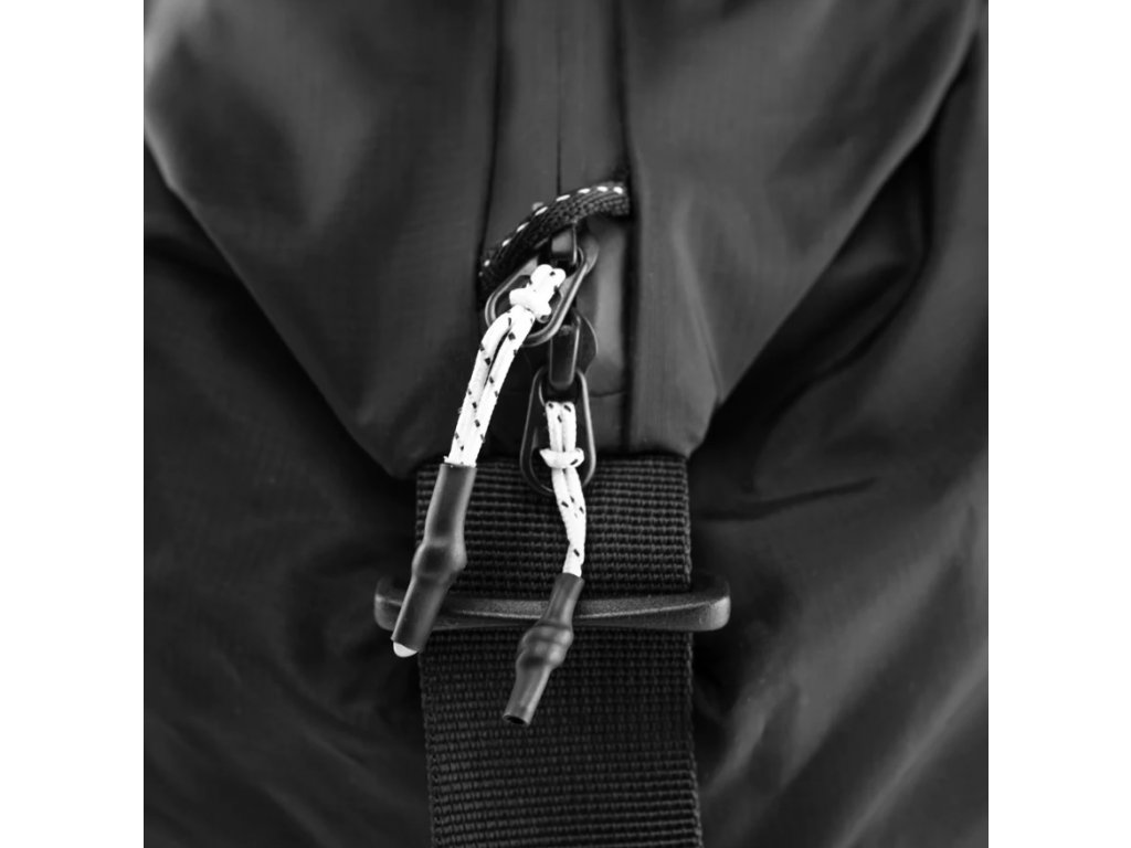 Matador skladacia cestovná taška ReFraction™ 25l Farba: Čierna.
ReFraction™ Packable Duffle&nbsp;ponúka dostatok úložného priestoru pre všetky vaše nevyhnutnosti a kúpené suveníry.&nbsp;Vďaka odolnému a ľahkému materiálu odoláva náročným podmienkam, či už ste na cestách alebo dobrodružstvo v prírode.&nbsp;Je možné ju využiť všade, kde potrebujete rýchlo dostupný úložný priestor.&nbsp;Vhodná je teda aj pre cesty na nákupy, do fitka alebo napríklad v lete k vode.
Taška je vyrobená z recyklovateľného a&nbsp;vodeodolného 100D nylonu a je PFC free.&nbsp;Doplnená je o&nbsp;&nbsp;YKK® zipsy, ktoré zaisťujú jej vodeodolnosť pri zapínaní.&nbsp;Na vrchu tašky je dlhý zips, ktorý umožňuje rozopnutie po celej dĺžke tašky, takže robí obsah ľahko dostupný.&nbsp;Z vonkajšej strany tašky sú dve menšie ľahko prístupné priehradky, do ktorého je možné vložiť maličkosti, ktoré chcete mať vždy po ruke.&nbsp;Súčasťou tašky je odopínateľný popruh cez rameno s nastaviteľnou dĺžkou.&nbsp;