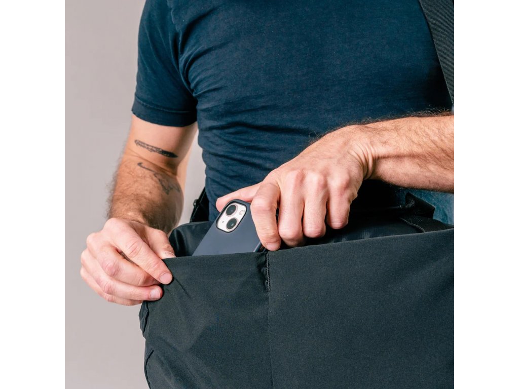 Matador skladacia cestovná taška ReFraction™ 25l Farba: Čierna.
ReFraction™ Packable Duffle&nbsp;ponúka dostatok úložného priestoru pre všetky vaše nevyhnutnosti a kúpené suveníry.&nbsp;Vďaka odolnému a ľahkému materiálu odoláva náročným podmienkam, či už ste na cestách alebo dobrodružstvo v prírode.&nbsp;Je možné ju využiť všade, kde potrebujete rýchlo dostupný úložný priestor.&nbsp;Vhodná je teda aj pre cesty na nákupy, do fitka alebo napríklad v lete k vode.
Taška je vyrobená z recyklovateľného a&nbsp;vodeodolného 100D nylonu a je PFC free.&nbsp;Doplnená je o&nbsp;&nbsp;YKK® zipsy, ktoré zaisťujú jej vodeodolnosť pri zapínaní.&nbsp;Na vrchu tašky je dlhý zips, ktorý umožňuje rozopnutie po celej dĺžke tašky, takže robí obsah ľahko dostupný.&nbsp;Z vonkajšej strany tašky sú dve menšie ľahko prístupné priehradky, do ktorého je možné vložiť maličkosti, ktoré chcete mať vždy po ruke.&nbsp;Súčasťou tašky je odopínateľný popruh cez rameno s nastaviteľnou dĺžkou.&nbsp;