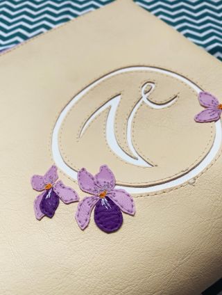 Narodila se Violetka 💜 maminka v kočárku jako když najde..když teď v taštičce opravdu všechno najde 🎀 • #darekpromiminko...