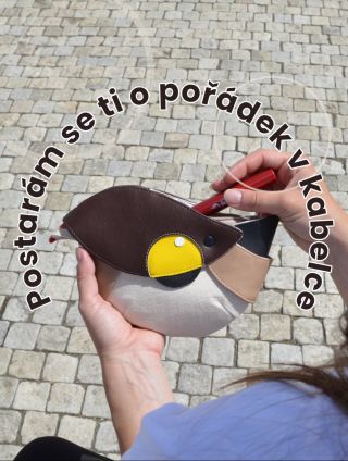 Tenhle maličký ptáček by se rád uhnízdil v nějaké pohodlné kabelce nebo batohu 🪹 Na klíče, na rtěnku, na cokoli..mini...