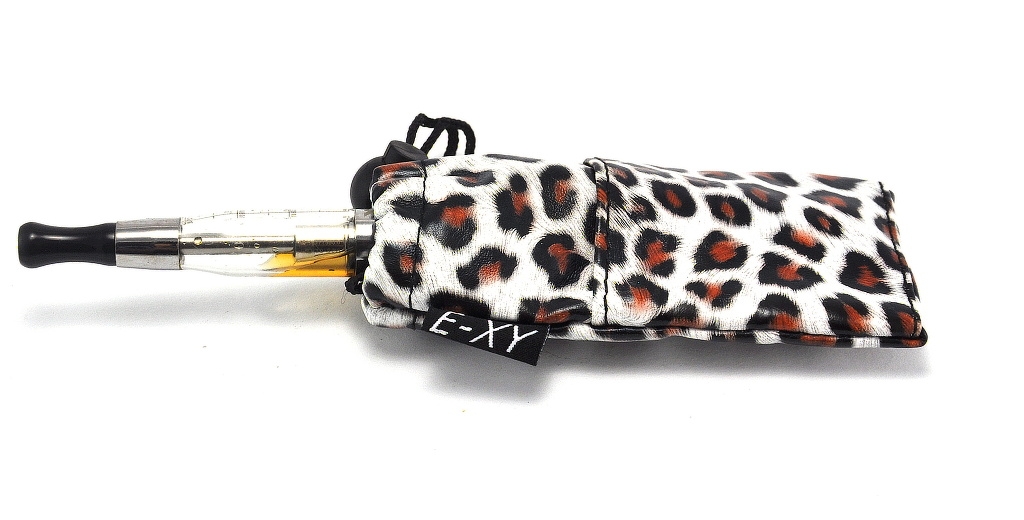 EC-ORIGINAL Pouzdro na eGo baterie - leopard s karabinou kožené