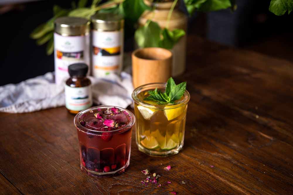 Zdravé a osvěžující ledové čaje s posvátnou bazalkou