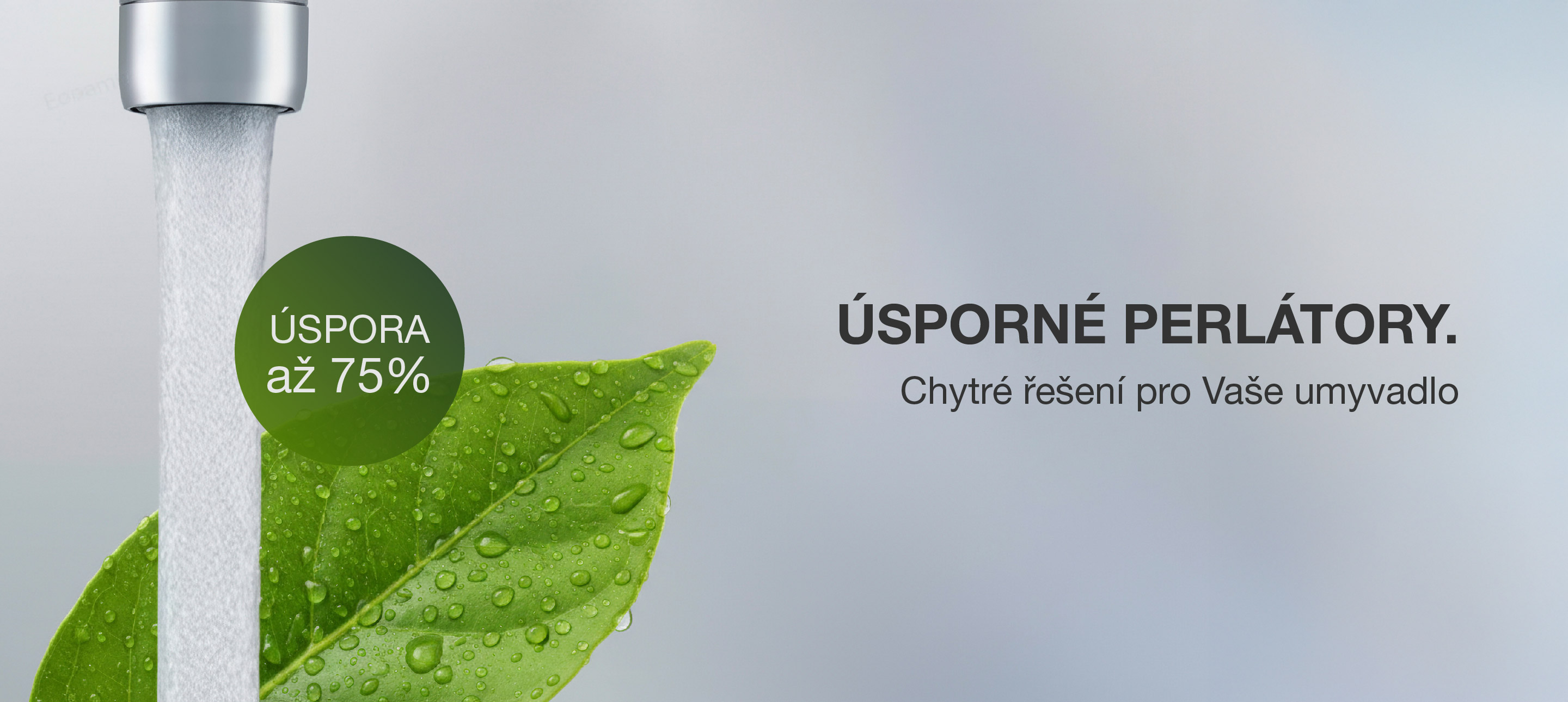 Detail perlátoru s tekoucí vodou a kapkami rosy na zeleném listu, symbol úspory vody a přírody.