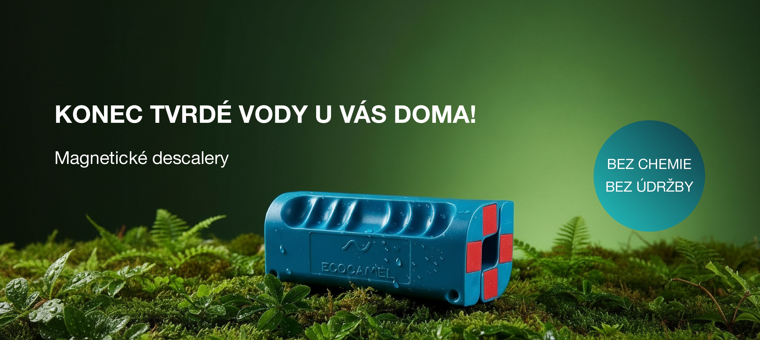 Modrý Ecocamel Descaler položený na mechu, kapky vody, symbol magnetického změkčení vody.