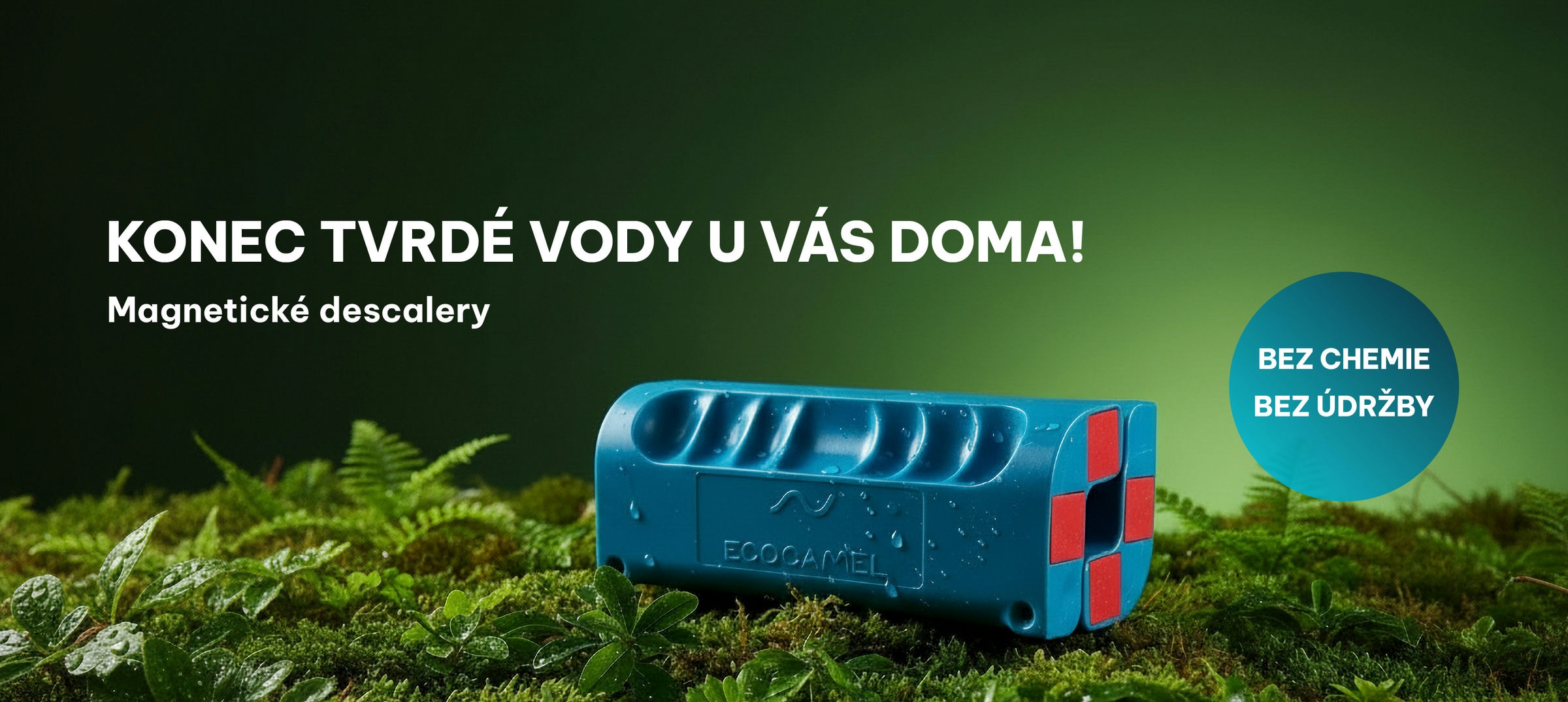 Modrý Ecocamel Descaler položený na mechu, kapky vody, symbol magnetického změkčení vody.