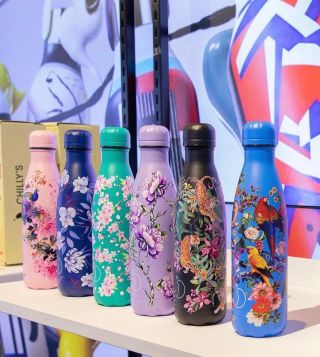 Nové 🌶 🇨 🇭 🇮 🇱 🇱 🇾 🇸🌶 dorazili k nám ktorú edíciu si vyberieš ? ✅ Jedinečný dizajn pohárov a flasiek 🤩 ✅ Objem fľašiek od...