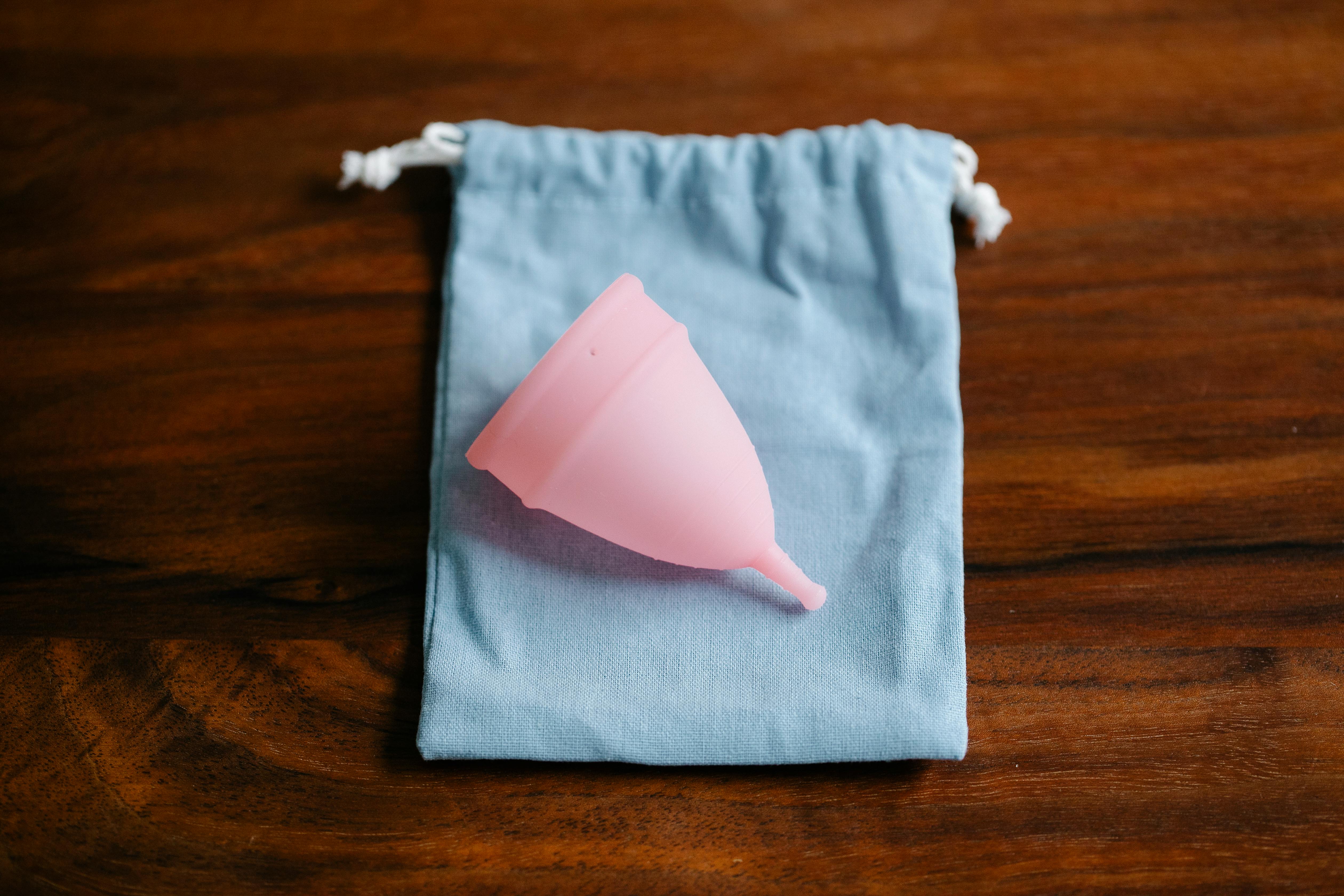 Menstruační kalíšek: Kompletní průvodce pro začátečnice