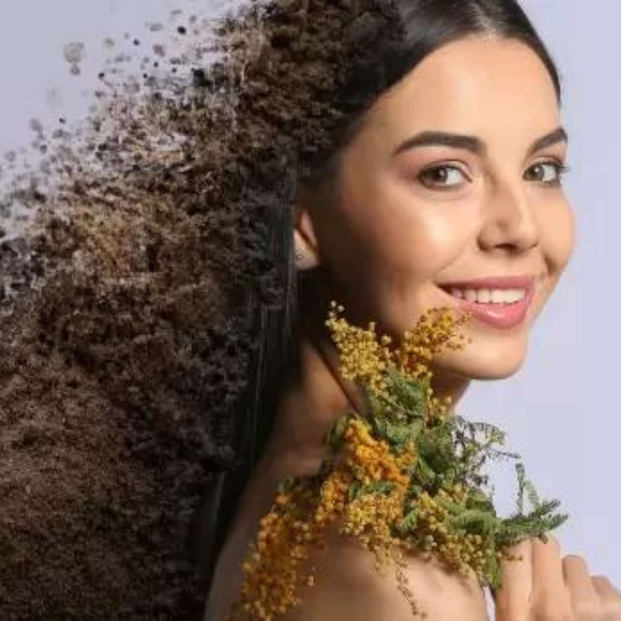 Uvažujete nad přírodní barvou na vlasy? Jak vybrat odstín a co očekávat?